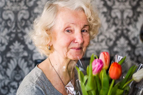 Glückliche Seniorin Erhielt Einen Strauß Tulpen — Stockfoto