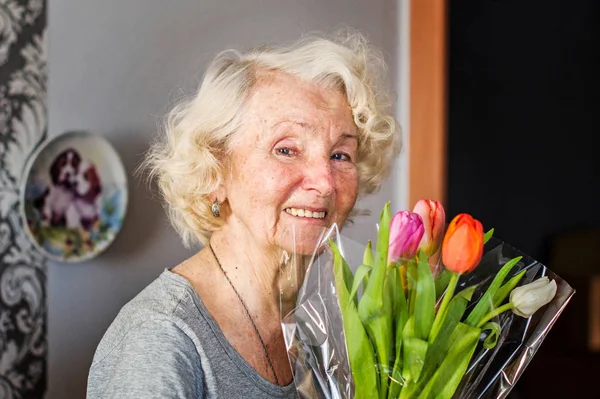 Feliz Anciana Recibió Ramo Tulipanes —  Fotos de Stock
