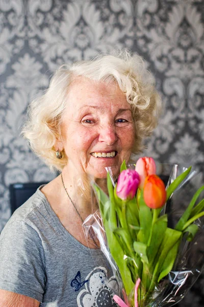 Glückliche Seniorin Erhielt Einen Strauß Tulpen — Stockfoto