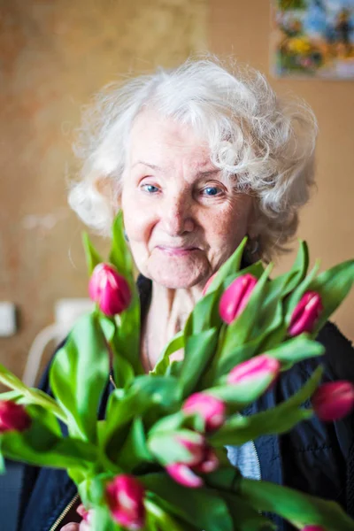 Feliz Anciana Recibió Ramo Tulipanes — Foto de Stock