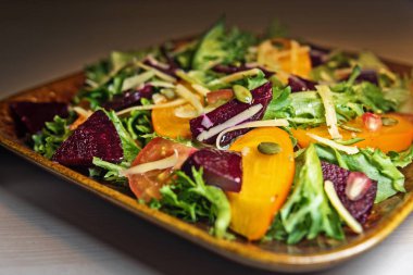 Sağlıklı salata marul salatası, Trabzon hurması ve pancar. Trabzon hurması salata. Diyet. Vejetaryen yiyecekler.