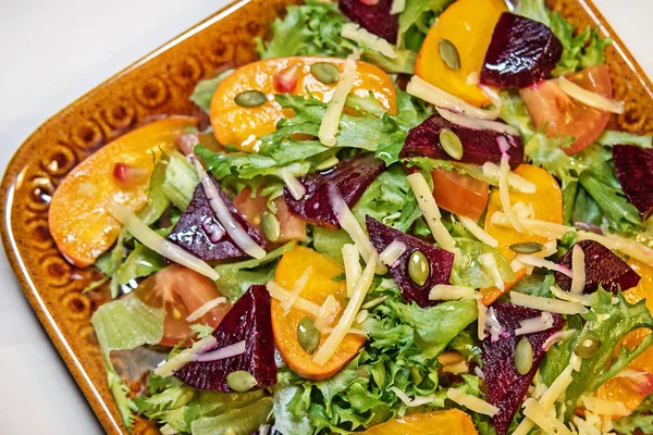 Gros Plan Une Délicieuse Salade Automne Chocolat Persimmon Laitue Tomates — Photo