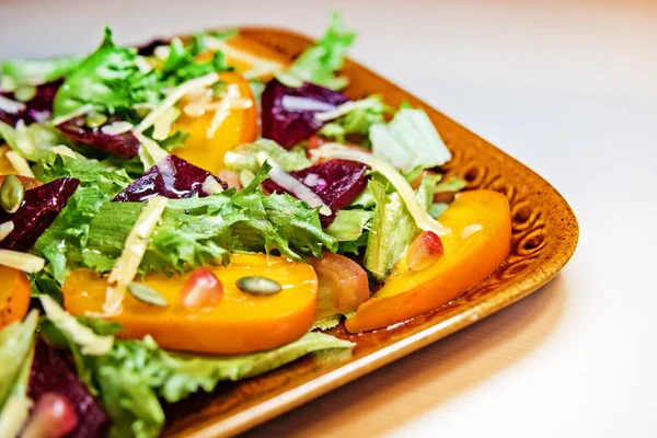 Sağlıklı salata marul salatası, Trabzon hurması ve pancar. Trabzon hurması salata. Diyet. Vejetaryen yiyecekler.