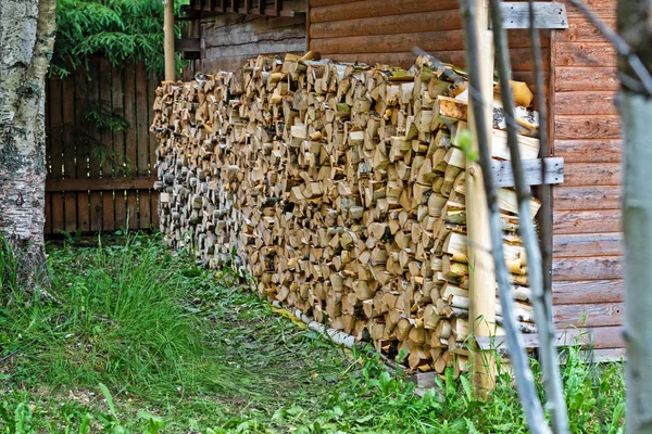 Drewno Kominkowe Przechowywane Przed Tradycyjnym Drewnianym Domu — Zdjęcie stockowe