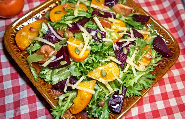 Cerrar Hasta Una Deliciosa Ensalada Otoño Con Caqui Chocolate Lechuga —  Fotos de Stock