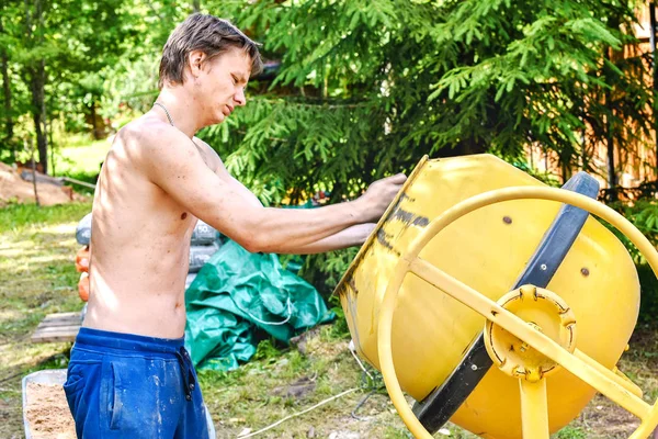 Çimento harç beton karıştırıcı imalatı. Bir çit için kalıp İnşaat