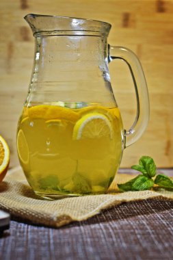 Vitamin zencefil ile sağlıklı içeceği. Sağlık kavramı. zencefil, nane limon, tatlım.