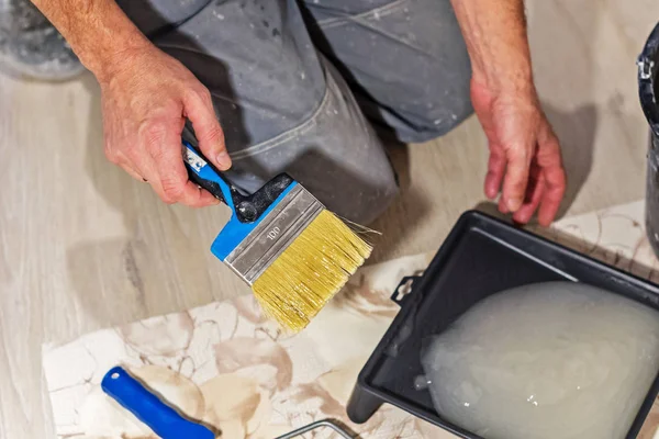 Trabajador Construcción Prepara Pegamento Para Fondo Pantalla — Foto de Stock