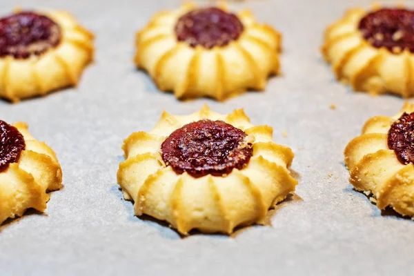 Hausgemachte Shortbread Plätzchen Mit Marmelade Auf Kochpapier — Stockfoto