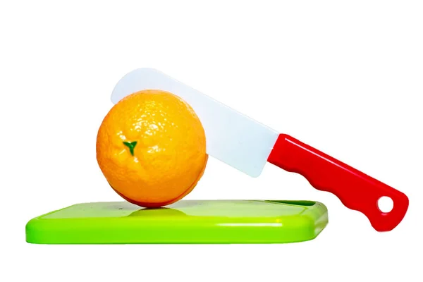 Пластиковая Игрушка Оранжевая Разрезанной Доске Разрезанной Пополам Пластиковым Ножом — стоковое фото