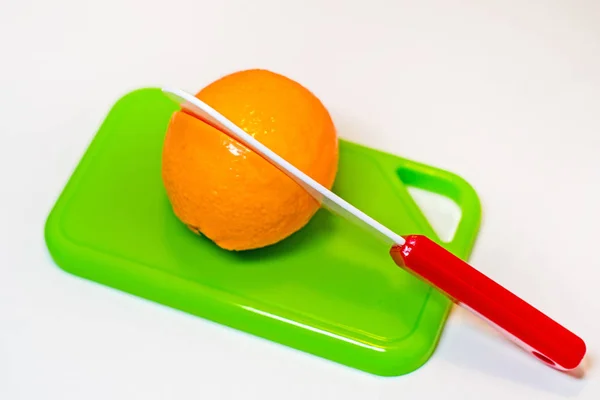 Plastleksak Orange Styckning Styrelsen Skär Halvor Med Plast Kniv — Stockfoto