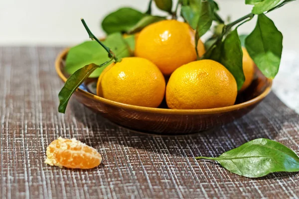 Mandalina Portakal Mandalina Clementines Narenciye Bir Seramik Tabak Içinde Yapraklarla — Stok fotoğraf