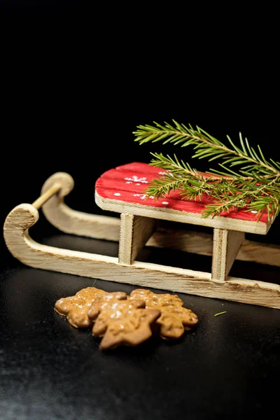 Holzspielzeugschlitten Mit Weihnachtsbaum Und Weihnachtsgebäck Lebkuchen — Stockfoto