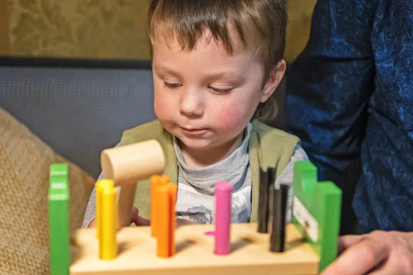 Anak Kecil Memalu Paku Mainan Menjadi Papan Kayu Dengan Palu — Stok Foto