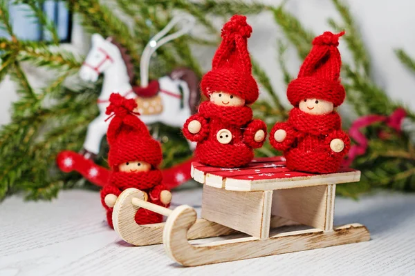 Kartki Świąteczne Jasny Czerwony Zabawka Dzieciak Odzież Trykotowa Sanie Świętego — Zdjęcie stockowe