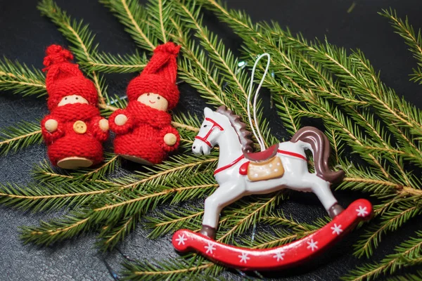 圣诞贺卡 配上玩具马和玩具娃娃 穿着鲜红的针织衣服 — 图库照片