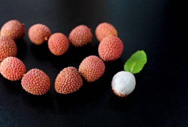 lychee meyve siyah arka plan üzerine lycheeheart kalbinde. Sevgililer günü kavramı.