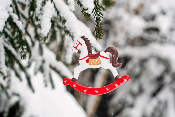 Caballo Juguete Una Rama Abeto Cubierta Nieve Árbol Navidad Nieve —  Fotos de Stock