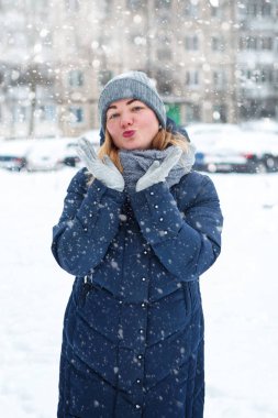 onun bahçesinde kış mutlu kız