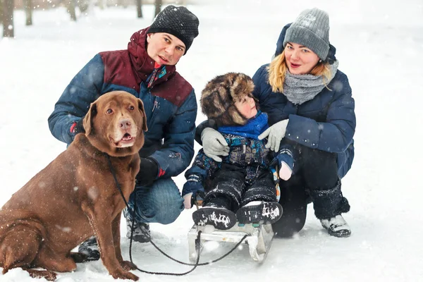 Счастливая Семья Собакой Лабрадор Зимой Семейный Портрет — стоковое фото
