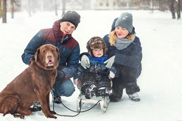Família Feliz Com Cão Labrador Inverno Retrato Família — Fotografia de Stock