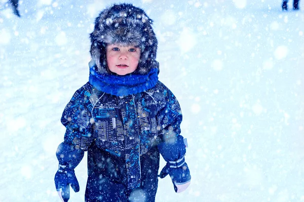 Grappig Jongetje Overalls Bonthoedjes Die Buiten Spelen Tijdens Sneeuwval Actieve — Stockfoto