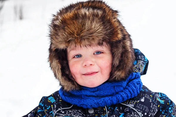 Vacker Leende Ansikte Liten Pojke Vinter Hatt Öronlappar Stort Öga — Stockfoto
