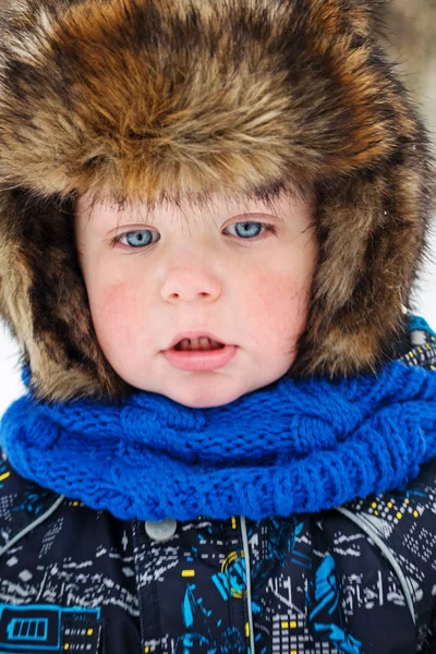 Όμορφη Χαριτωμένο Πρόσωπο Του Ένα Μικρό Αγόρι Ένα Χειμερινό Καπέλο — Φωτογραφία Αρχείου