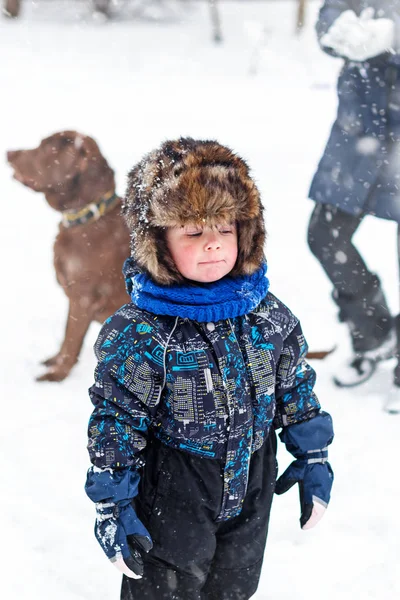 Lustiger Kleiner Junge Mit Pelzmütze Der Bei Schneefall Draußen Spielt — Stockfoto
