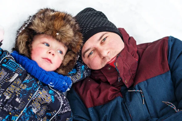 Junger Vater Und Sohn Mit Pelzmütze Liegen Winter Auf Schnee — Stockfoto