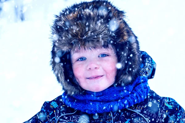 Bellissimo Viso Sorridente Ragazzino Con Paraorecchie Invernali Occhio Grande Guardando — Foto Stock