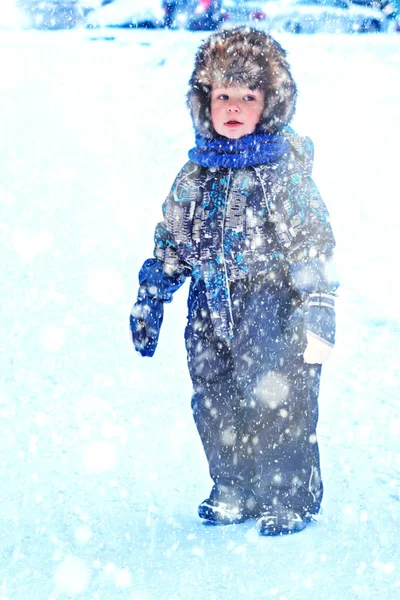 Rolig Liten Pojke Overaller Och Päls Hatt Kläder Spelar Utomhus — Stockfoto