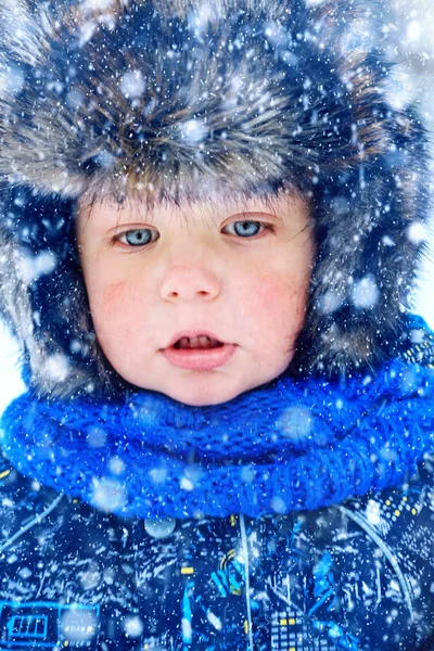 Bellissimo Viso Carino Bambino Cappello Invernale Con Paraorecchie Occhi Grandi — Foto Stock
