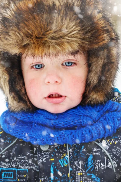 吹返しと冬の帽子の少年の美しいかわいい顔 大きな目 クローズ アップ — ストック写真