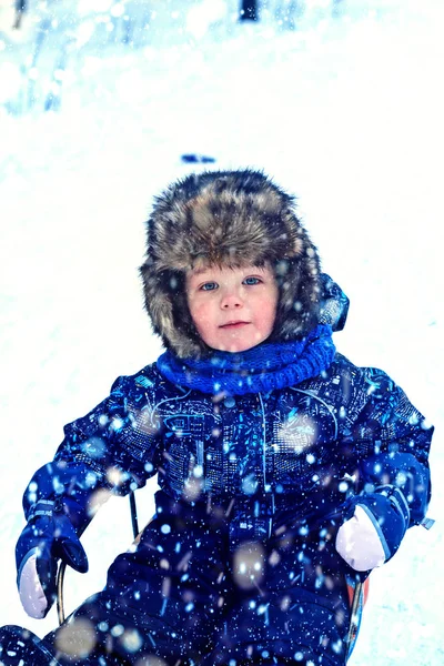Piękny Chłopiec Futrzanym Kapeluszu Sankach Śniegu — Zdjęcie stockowe