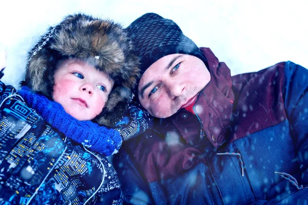 Jonge Vader Zoon Bonthoed Liggen Winter Sneeuw — Stockfoto