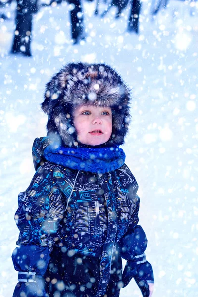 Rolig Liten Pojke Overaller Och Päls Hatt Kläder Spelar Utomhus — Stockfoto