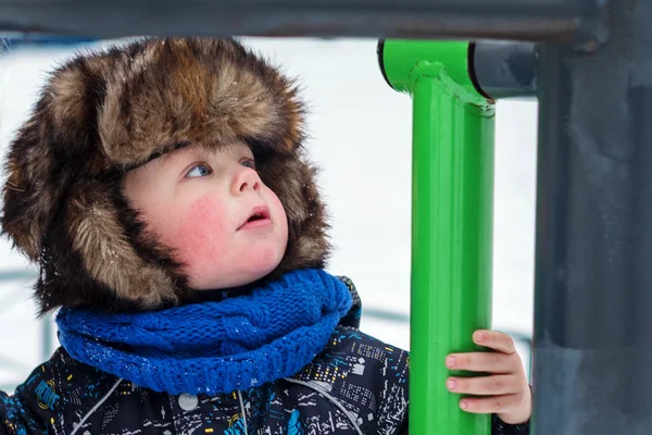 Ребенок Зимой Дворе Детской Площадке — стоковое фото