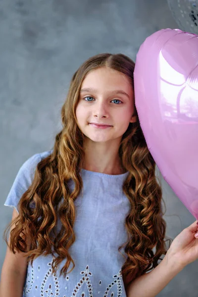 Valentine Est Une Beauté Fille Avec Rose Ballons Gris Sur — Photo