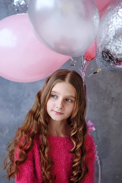 女孩与粉红色 灰色气球在灰色的背景 美丽快乐的女孩 快乐的模特摆姿势 庆祝情人节 — 图库照片