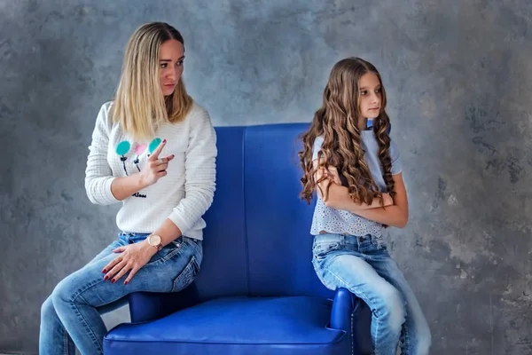 Yan görünümü bir anne kızının kızıyor. Bir genç kızın annesine dinlemiyor. Çocuk ve aile çatışma kavramı karmaşık ilişkisi.