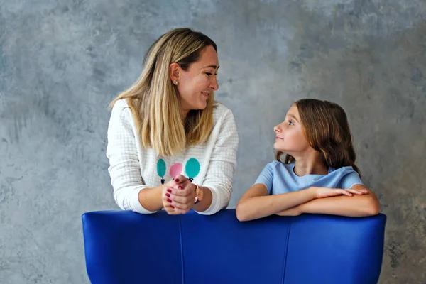 Uma Adolescente Com Mãe Relação Gentil Com Criança Conceito Relações — Fotografia de Stock