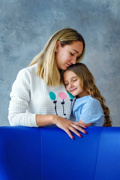 Uma Adolescente Com Mãe Relação Gentil Com Criança Conceito Relações — Fotografia de Stock