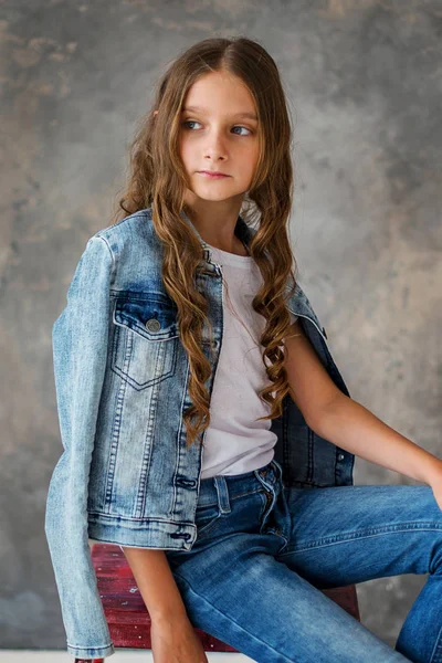 Chica Modelo Sentado Una Silla Roja Fondo Gris — Foto de Stock