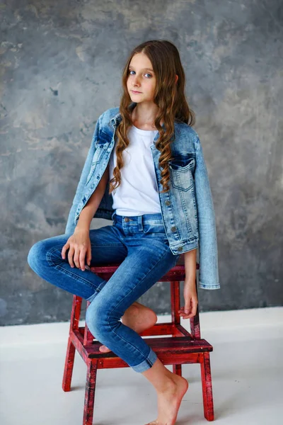 Chica Modelo Sentado Una Silla Roja Fondo Gris — Foto de Stock