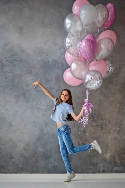 Valentine Skönhet Flicka Med Rosa Grå Ballonger Skrattar Grå Bakgrund — Stockfoto