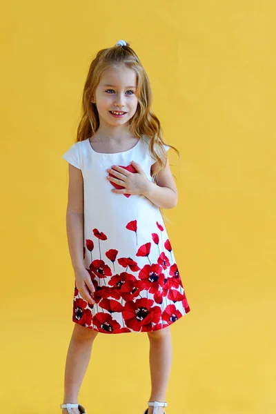 Een Klein Meisje Drukt Een Rood Papieren Hart Tegen Haar — Stockfoto