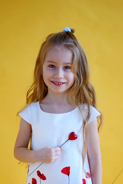 少女は 彼女の胸に赤いハートを押します 健康とバレンタインデーのコンセプト — ストック写真