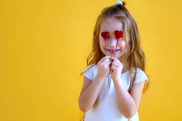 Niña Sosteniendo Dos Pequeños Corazones Rojos Concepto Del Día San — Foto de Stock