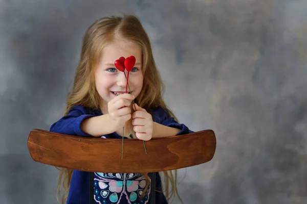 Menina Segurando Dois Pequenos Corações Vermelhos Conceito Dia Dos Namorados — Fotografia de Stock